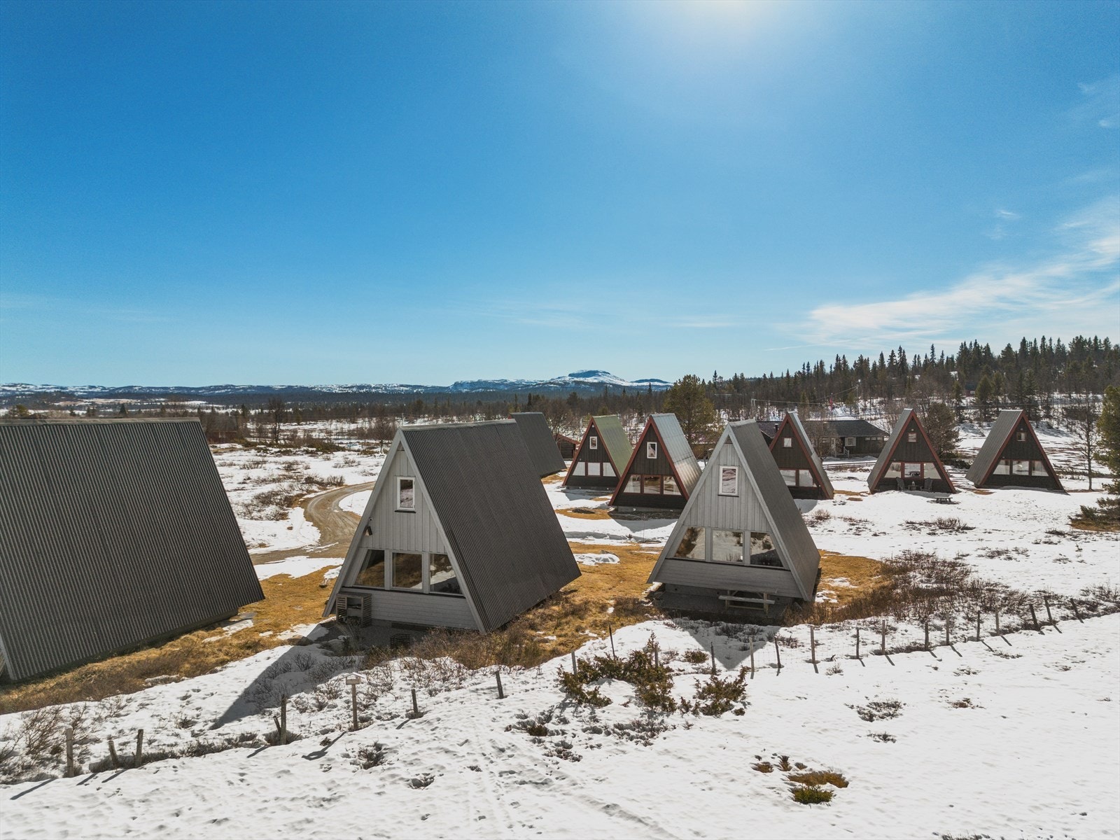 Her kan man følge sola rundt hytta fra tidlig morgen, og avslutte med noe godt i glasset i solnedgangen på den trivelige terrassen på baksiden. Galleribilde
