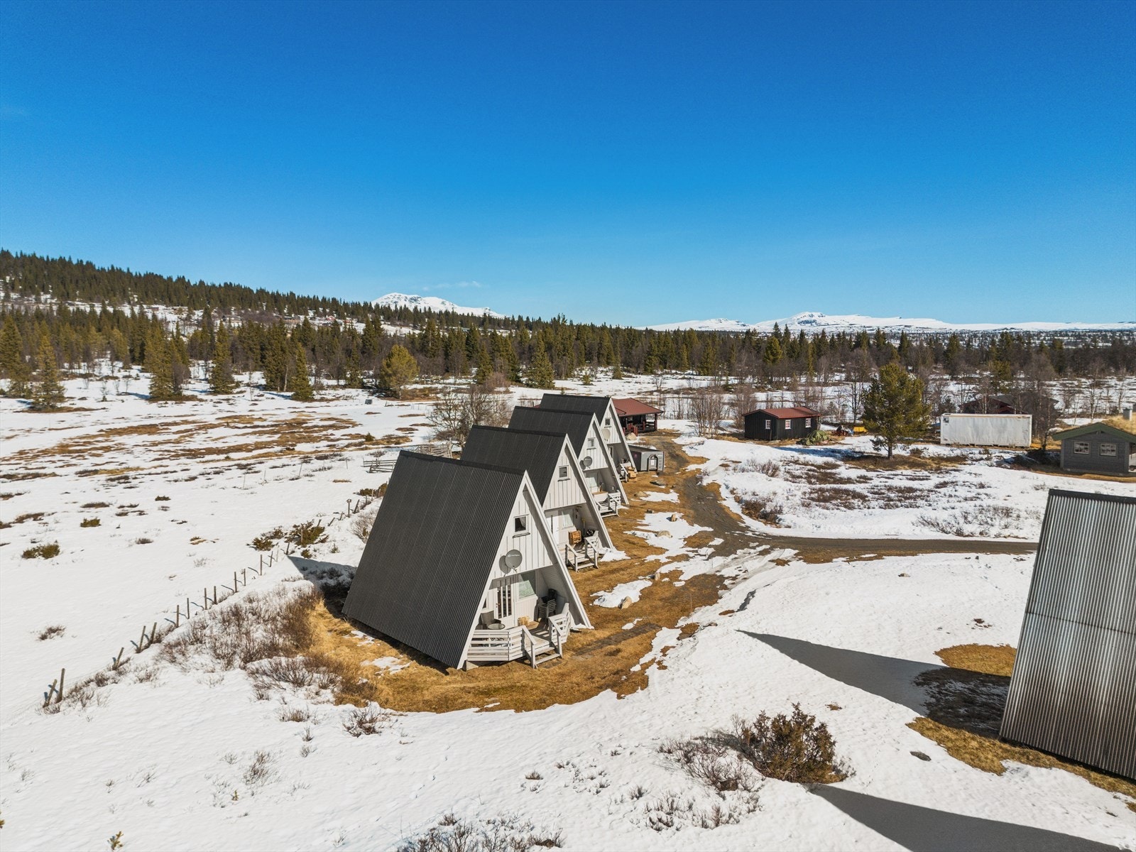 Fra hytta har man også en nydelig utsikt utover området og mot Gravfjellet og Mellene. Galleribilde