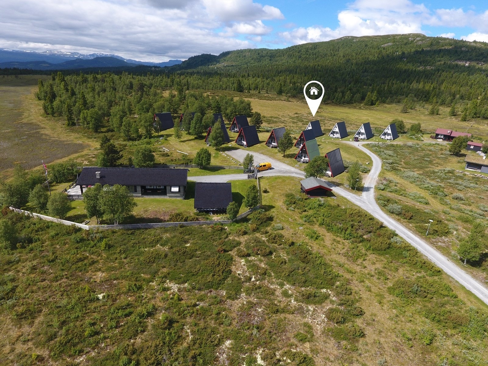 Denne trivelige hytta ligger på populære Yddin ca. 900 moh, nær Langsua nasjonalpark. Herfra er det ca 30 min kjøring til Fagernes, og litt kortere til Beitostølen. Galleribilde