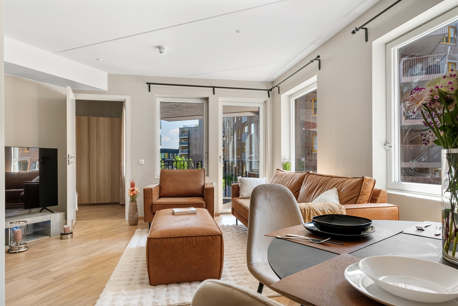 En lys 2-roms leilighet med åpen stue- og kjøkkenløsning. Galleribilde