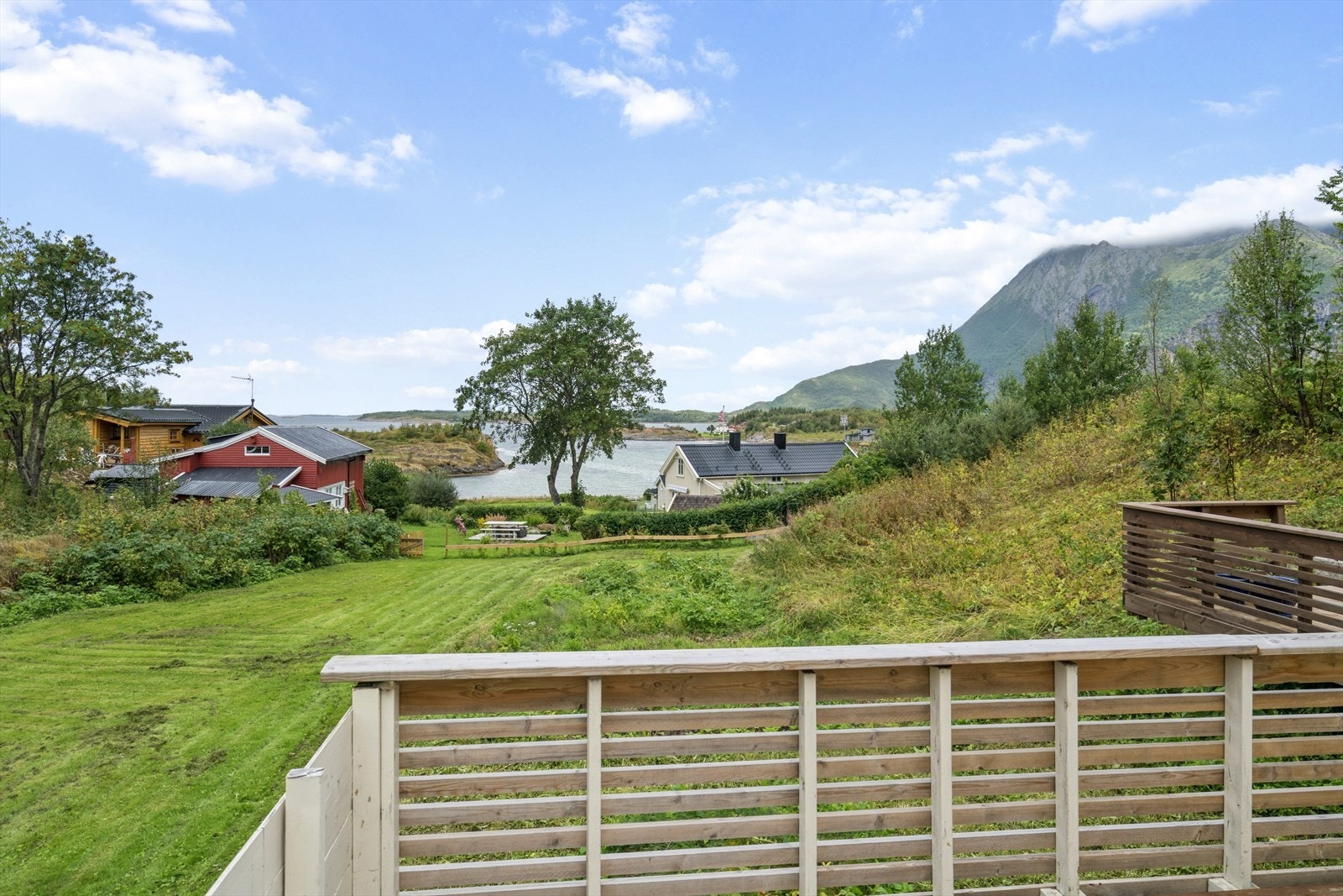 Terrasse med utsikt ned mot havet Galleribilde