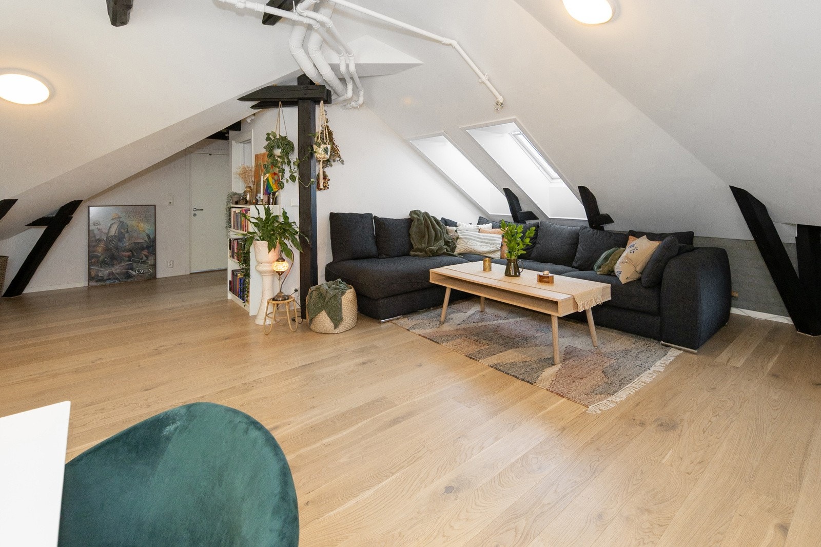 Stuen med skråtak og skråvinduer Galleribilde