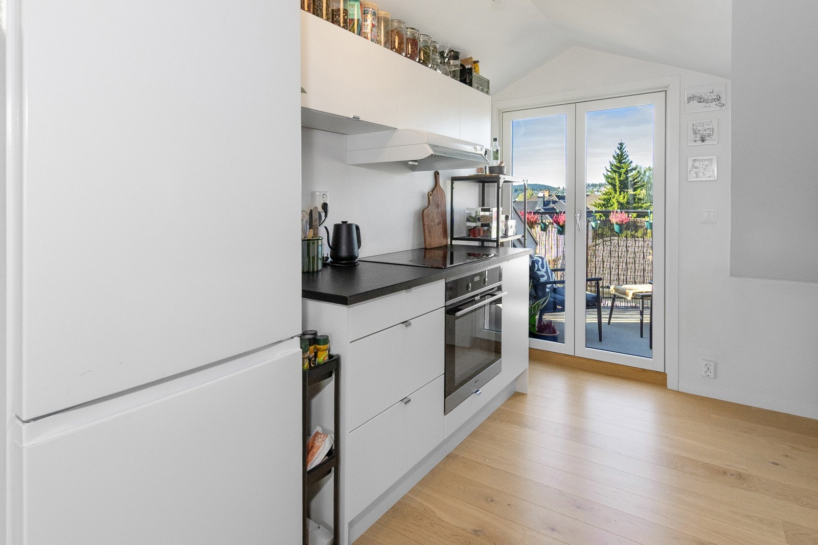 Kjøkkenet er åpent og tiltalende Galleribilde