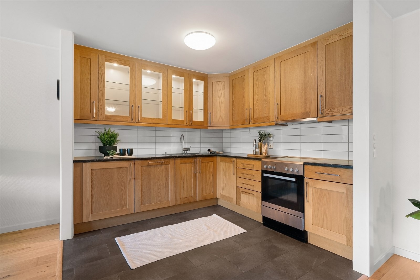 Kjøkkeninnredning fra 2014 med profilerte fronter og benkeplate av laminat Galleribilde