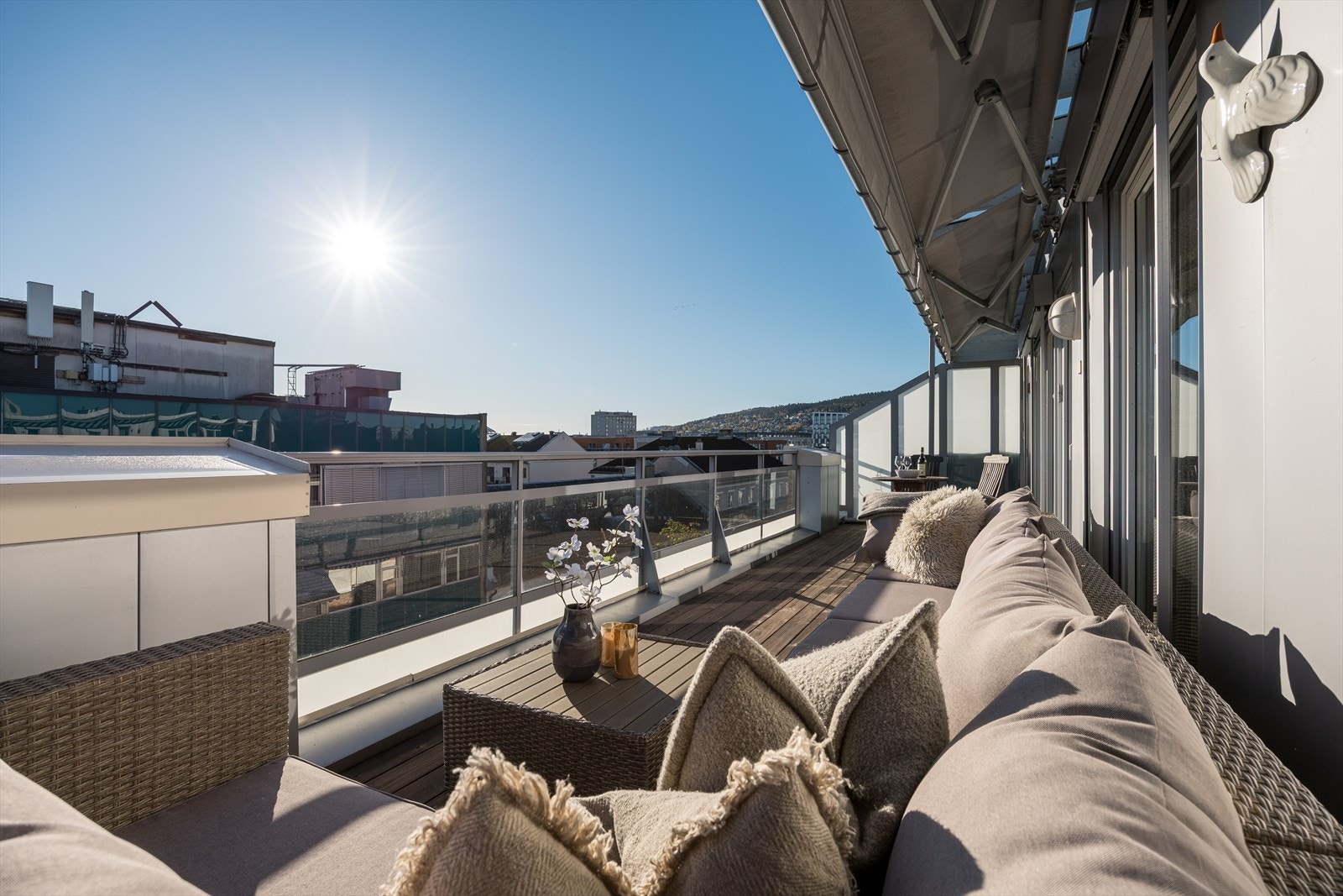 Den romslige terrassen fungerer som en forlengelse av stuen og gir en luftig og åpen følelse med utsikt over nærområdet. Galleribilde