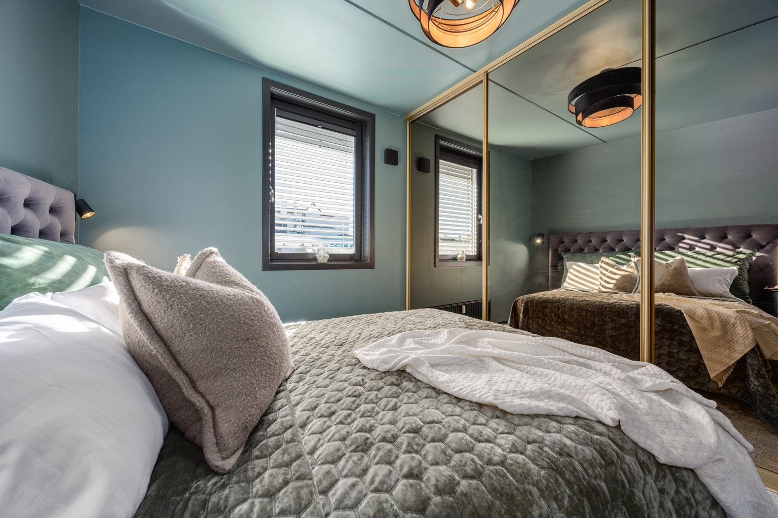 Speildører og detaljer i bronse gir soverommet et eksklusivt preg og forsterker romfølelsen. Galleribilde