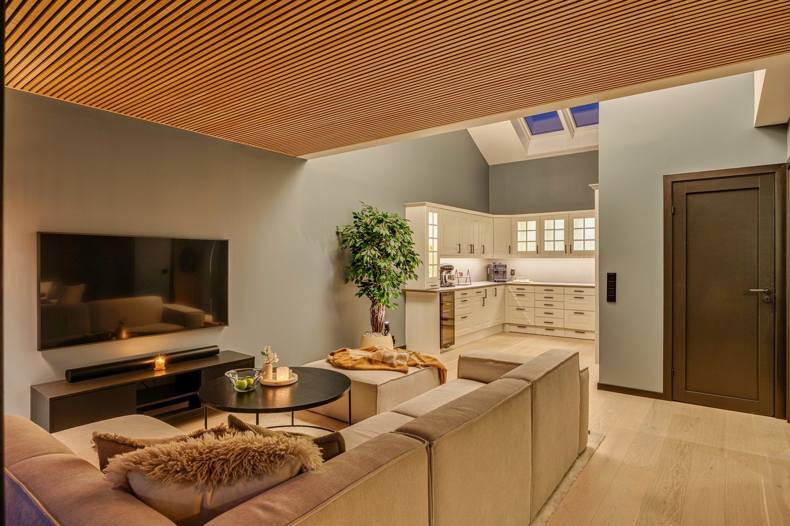 Leilighetens samlingspunkt er den lyse og luftige stuen med åpen kjøkkenløsning, og flott takhøyde med takvinduer Galleribilde