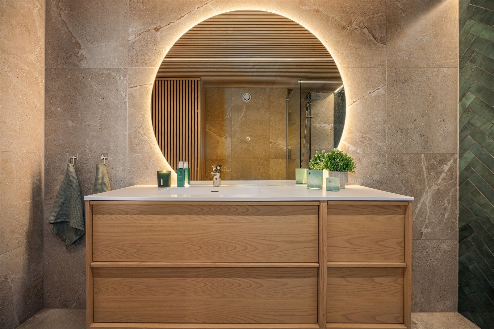 Detaljer som servantarmatur, vask og belysning er nøye utvalgt - alt for å skape et helhetlig og stilrent uttrykk. Galleribilde