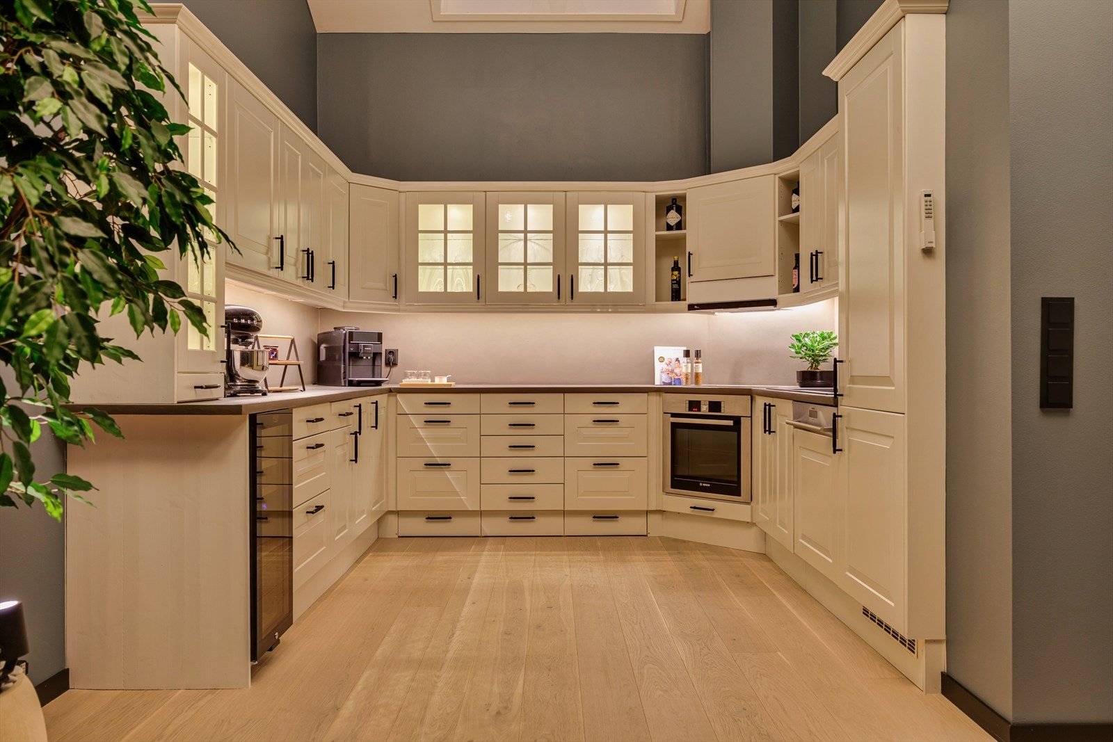 Kjøkkenet fra Kvik kombinerer klassisk design med moderne uttrykk. Høy takhøyde og lyse flater skaper en innbydende og romslig følelse. Galleribilde