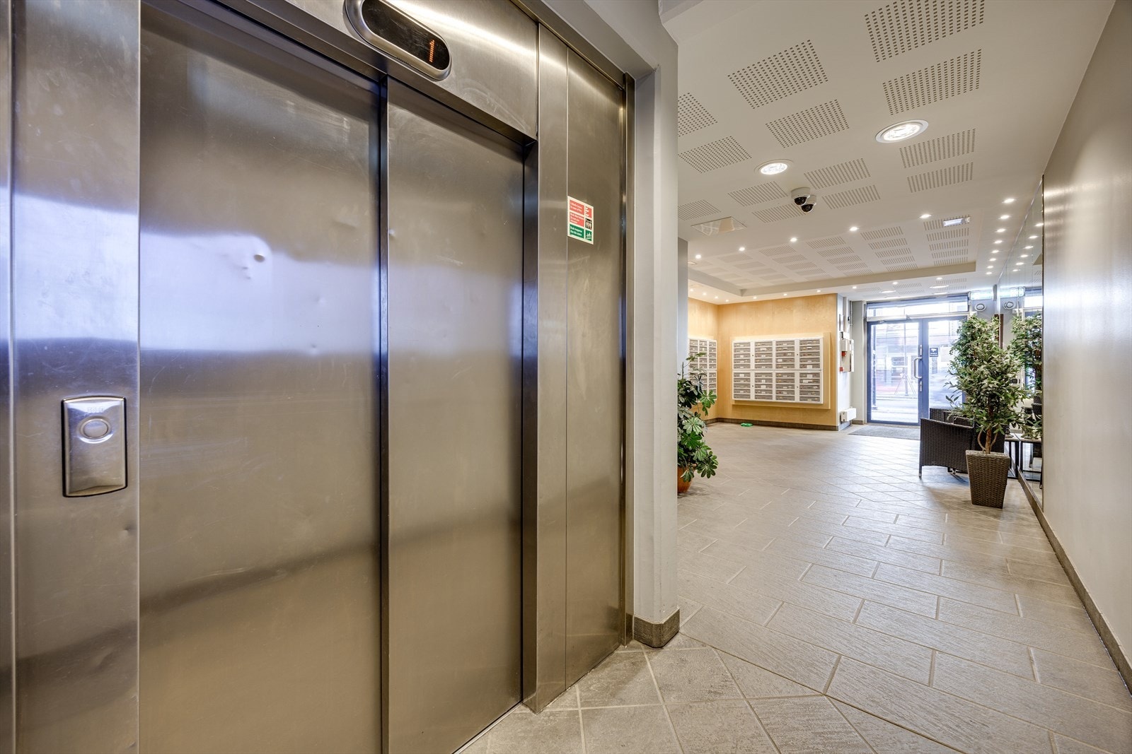 Sameiet har et hyggelig velkomsparti, med heis som tar deg direkte opp til leilighetsplan. Galleribilde