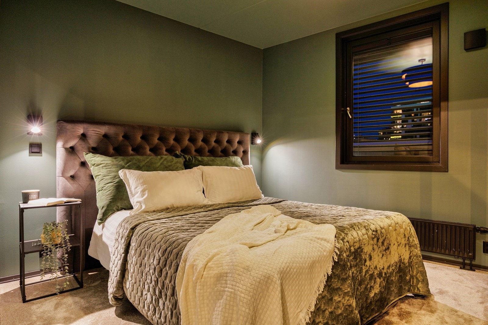 Hovedsoverommet har god plass til dobbeltseng, nattbord og garderobeløsning. Dempede farger og tekstiler skaper en avslappende hotellfølelse. Galleribilde