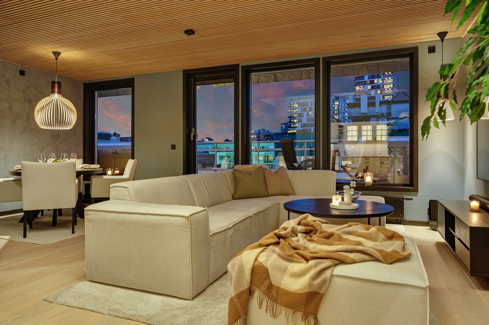 Velkommen til Adolph Tidemands gate 23 - en lekker 3-roms toppleilighet med stor terrasse, heis og garasjeplass! Galleribilde