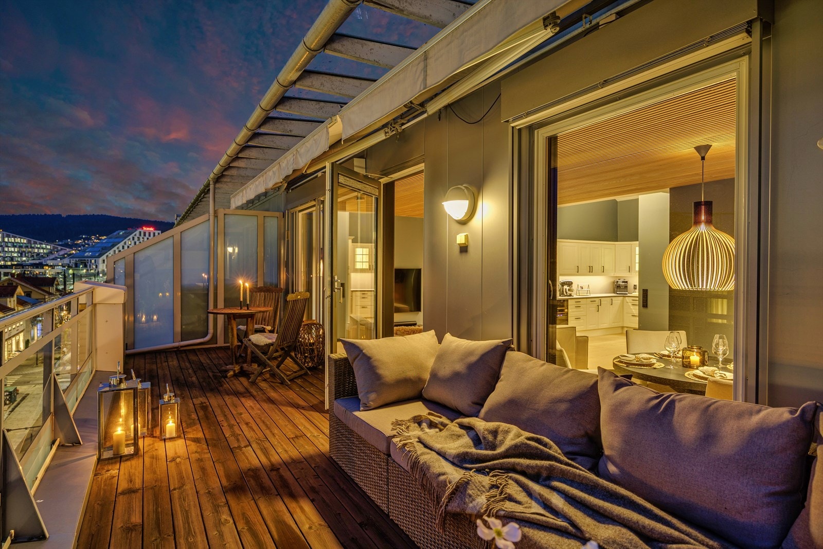 Takterrassen strekker seg langs hele fasaden og byr på god plass til flere sittegrupper og hyggelige soner. Et perfekt sted å nyte livet ute. Galleribilde