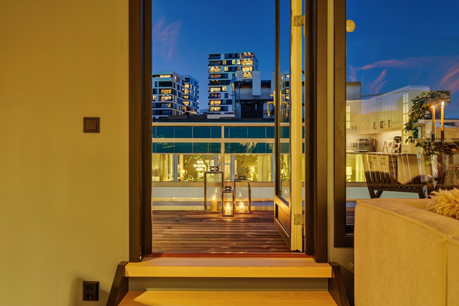 Fra stuen er det utgang til den flotte terrassen som har god plass til flere sittegrupper og grill Galleribilde