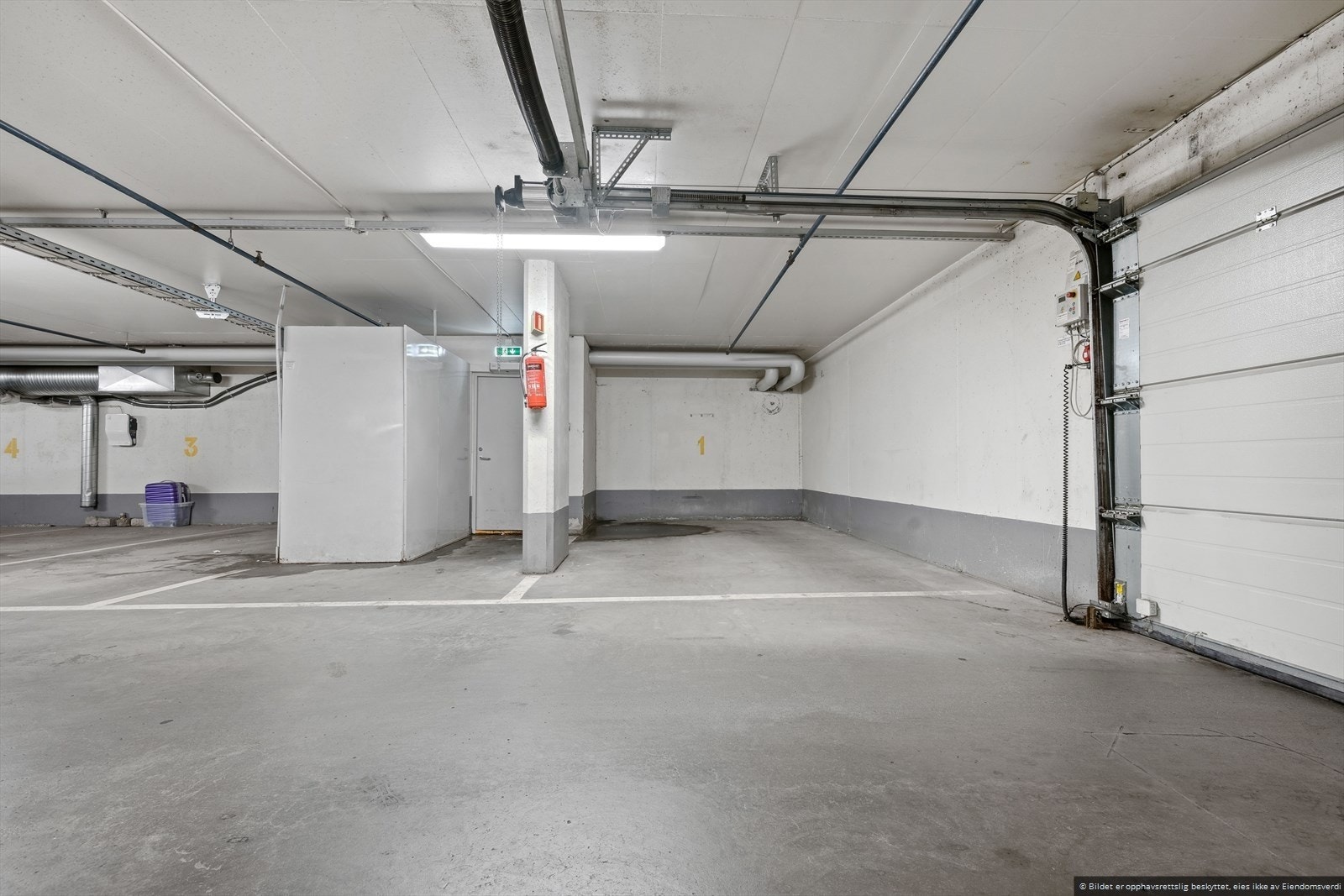 Garasjeplass nr 1 er en ekstra romslig plass med mulighet for elbil lader. Dette er en handikap plass. Galleribilde