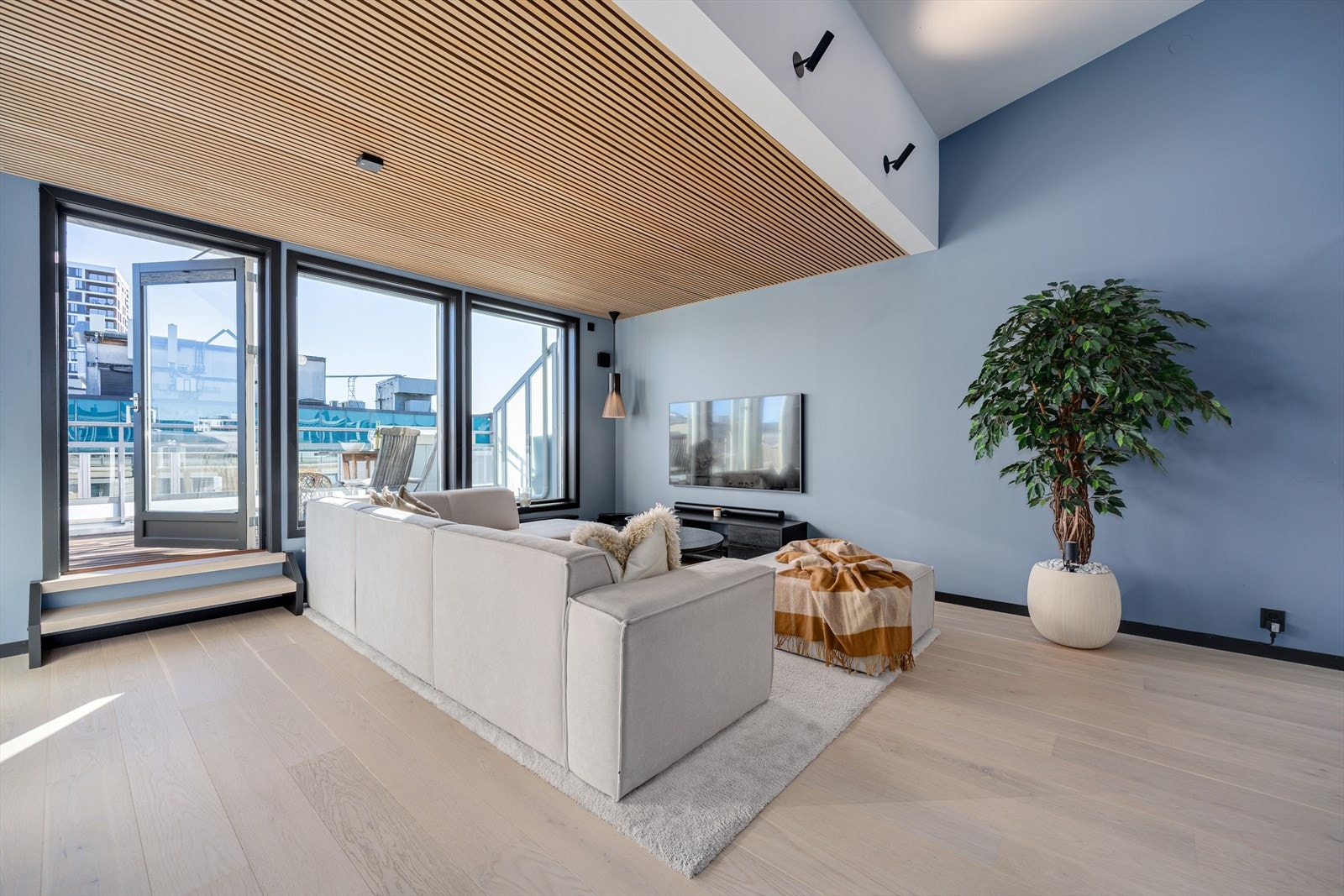 Store vinduer, spilehimling og gjennomgående lyse flater gir rommet et eksklusivt preg og en luftig romfølelse. Galleribilde