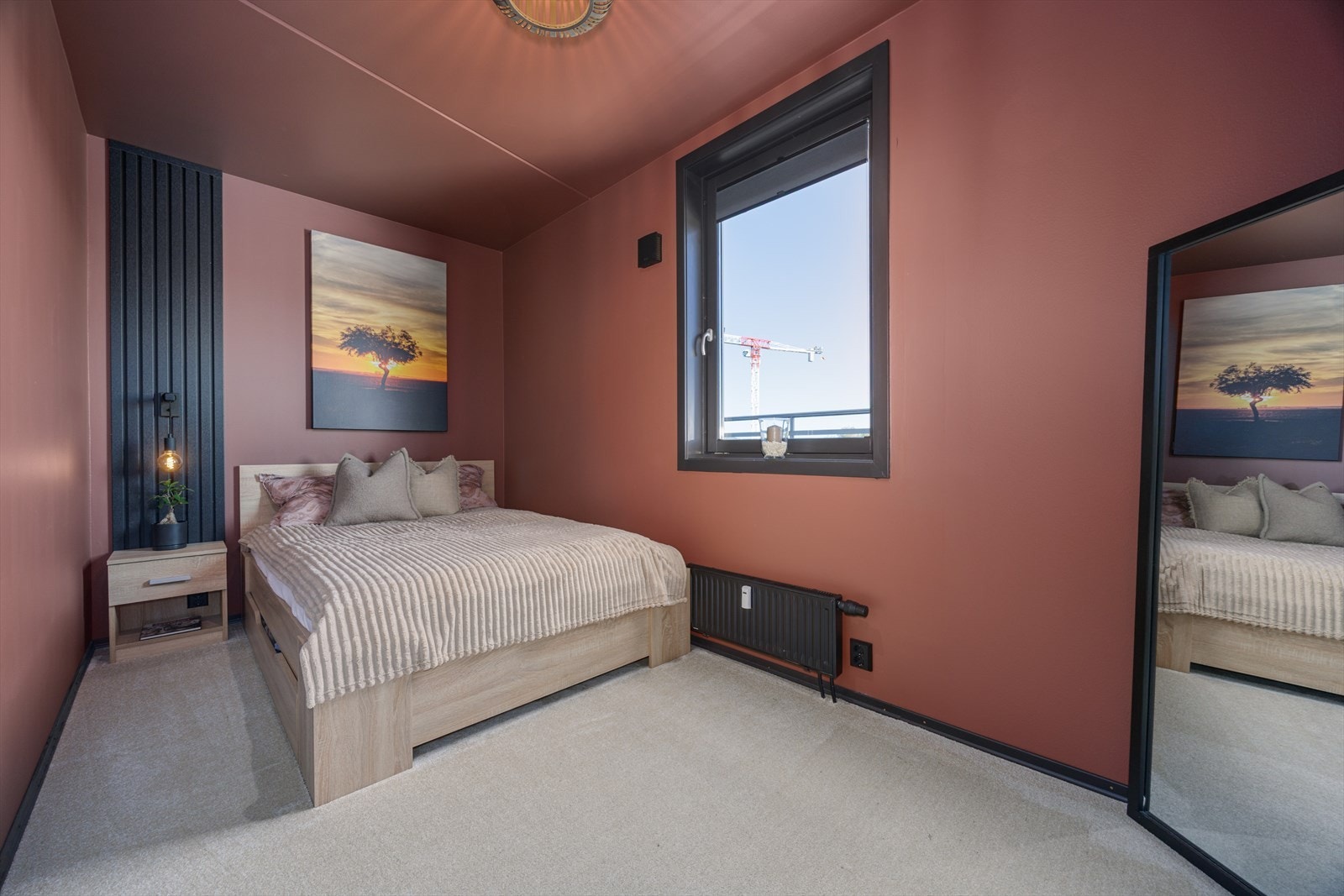 Soverom 2 har en lun og elegant fargepalett - perfekt som gjesterom, barnerom eller hjemmekontor. Galleribilde