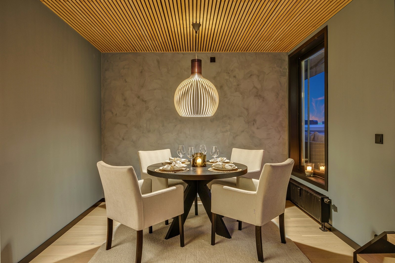 I forlengelse av stuen finner man god plass til spisestue med god plass for sosiale sammenkomster Galleribilde