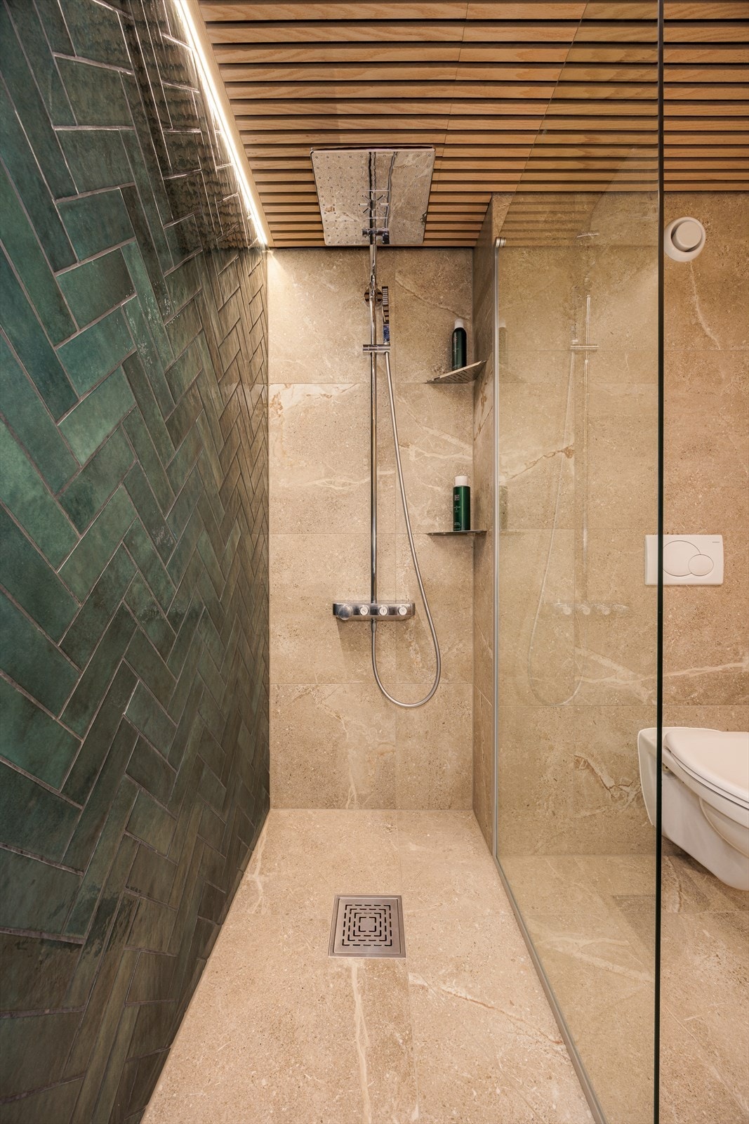 Dusj med glassvegger og regnfallsdusj - et rom som kombinerer funksjon og design på en harmonisk måte. Galleribilde