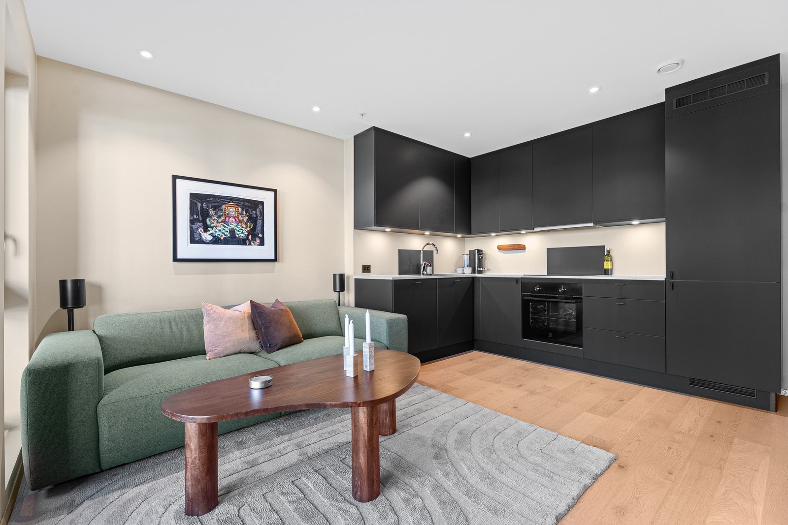 Det er downlights i himlingen samt under overskapene på kjøkken. I tillegg er det vannbåren gulvvarme og balansert ventilasjon. Galleribilde