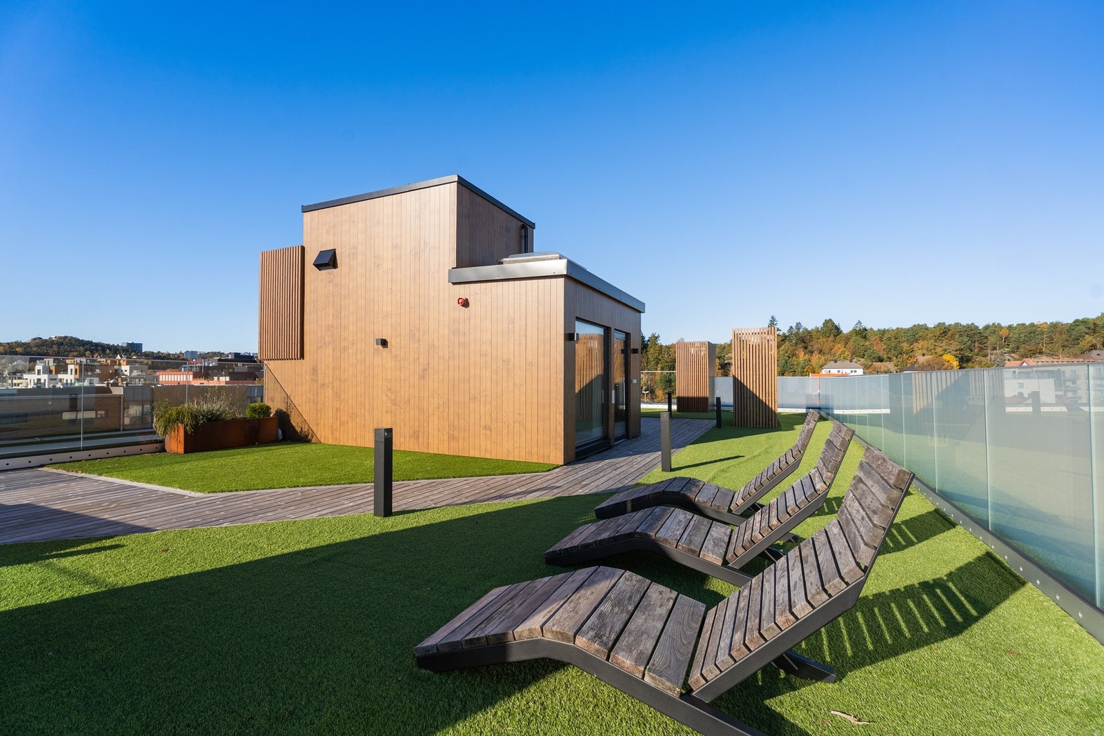 Takterrassen har pen beplantning og flere flotte solsenger og sittegrupper. Galleribilde