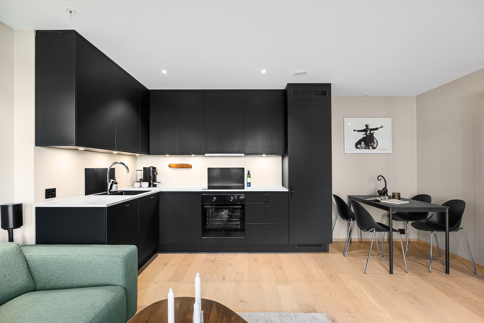 Det er godt med skap- og benkeplass og dekklist på toppen slik at du slipper støvete overskap. Galleribilde