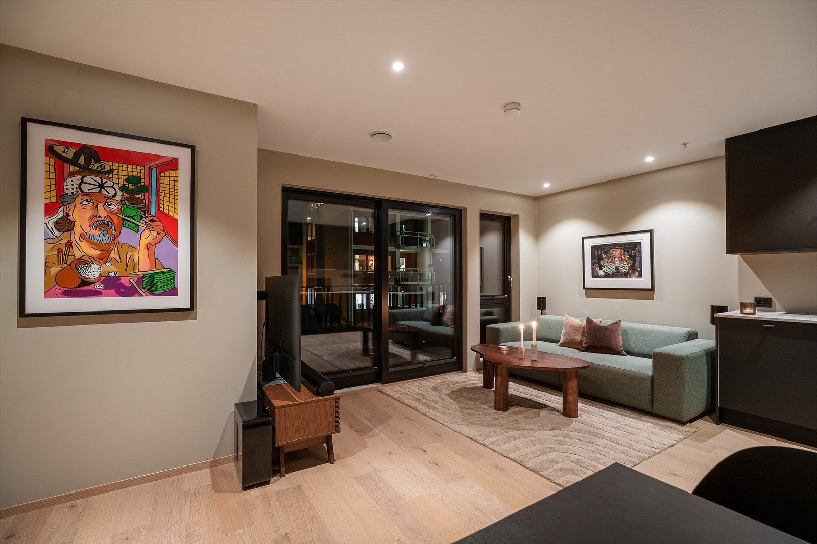 Leiligheten ble ferdigstilt i 2023 og holder en høy standard - her kan du flytte rett inn! Galleribilde