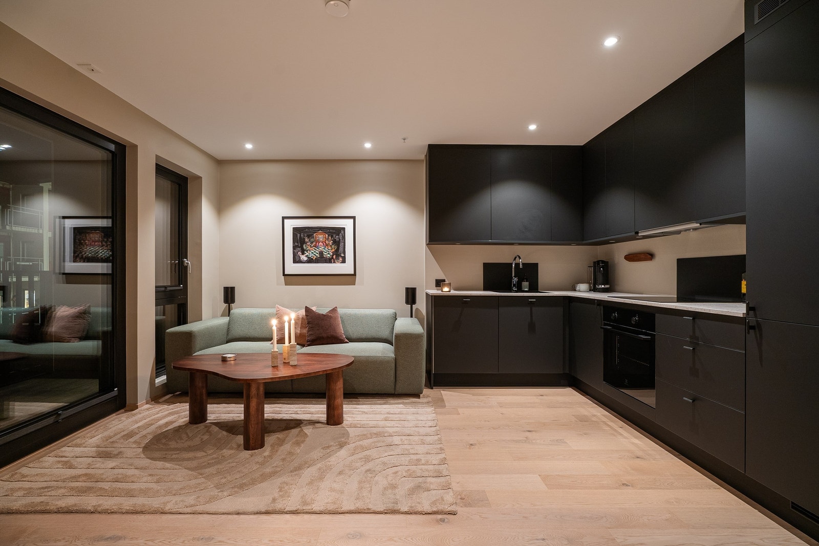 Det er plass til sofagruppe og tv-seksjon. Videre er det utgang til en balkong. Galleribilde