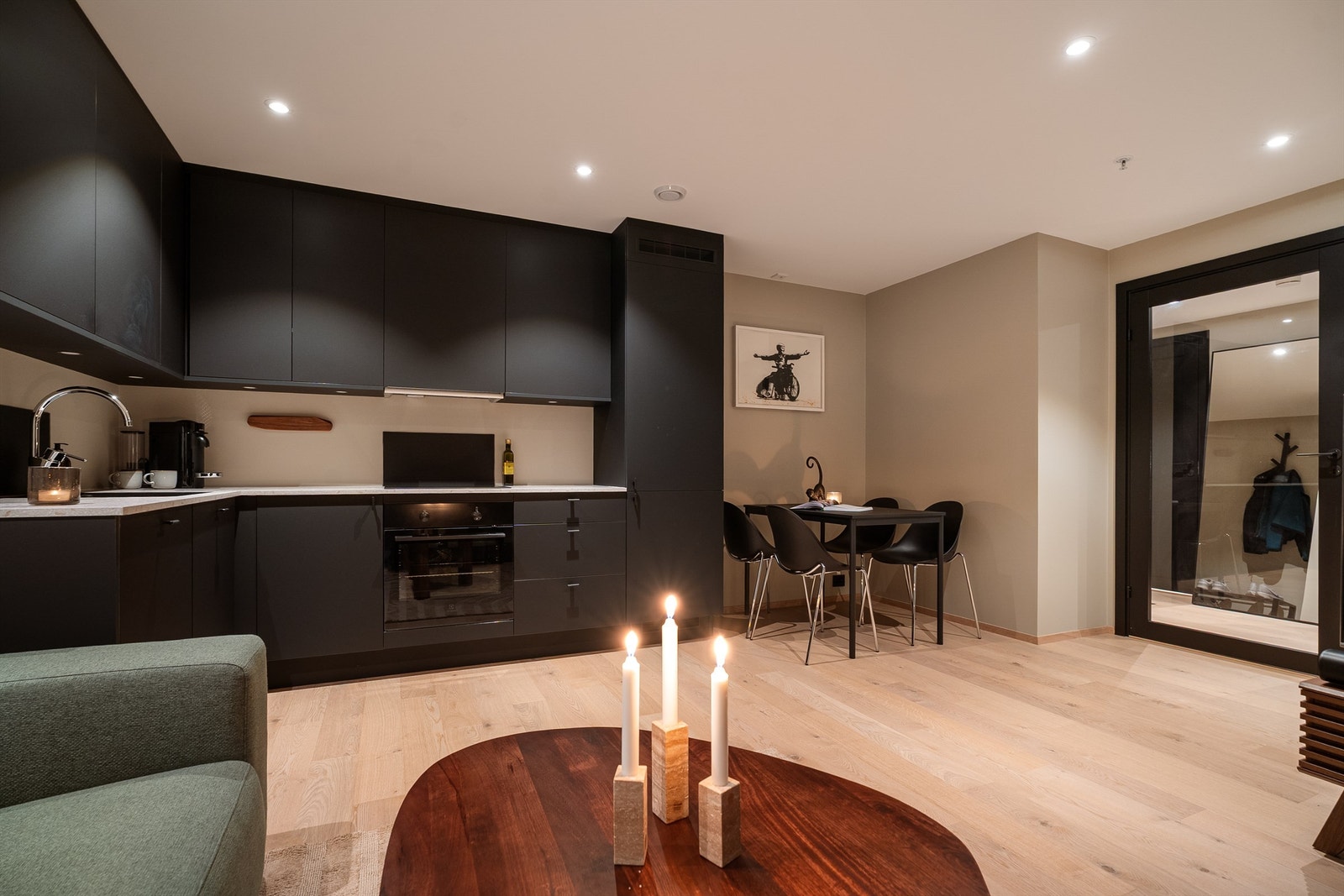 Leiligheten har flotte material- og fargevalg og er meget gjennomført. Galleribilde