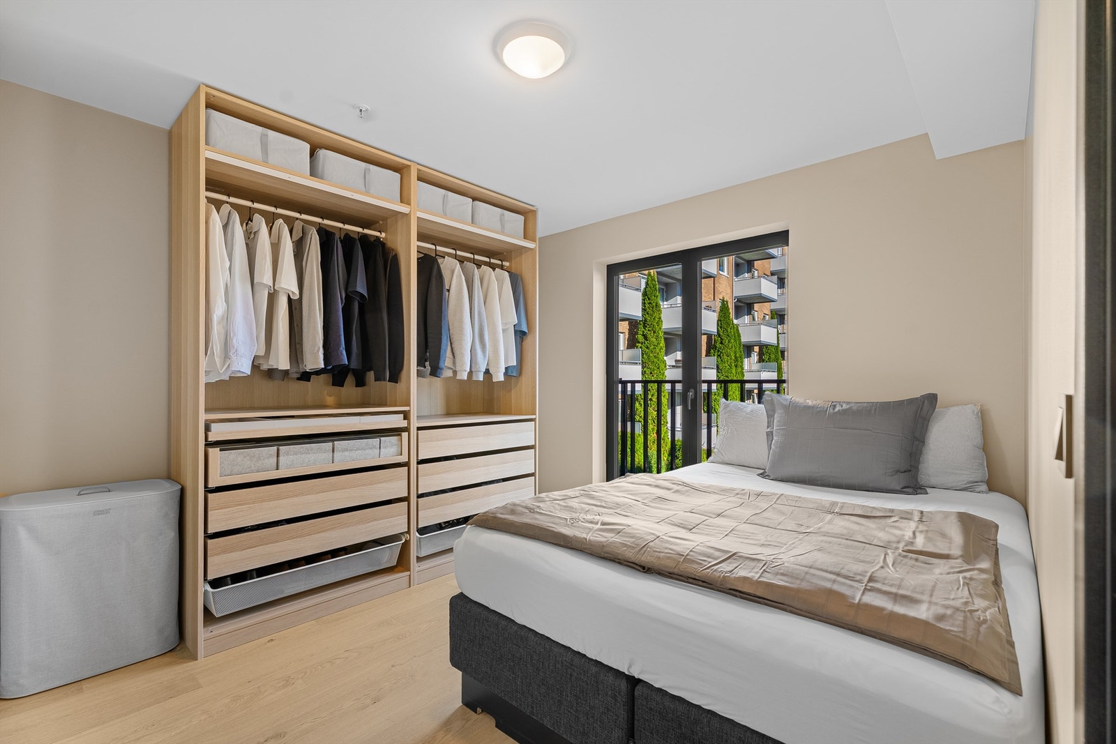 Hovedsoverommet er av god størrelse med plass til dobbeltseng. Garderobeskap medfølger handelen og er praktisk innredet med både skuffer, tråkurver, hylleplater og godt med rom til oppheng. Galleribilde