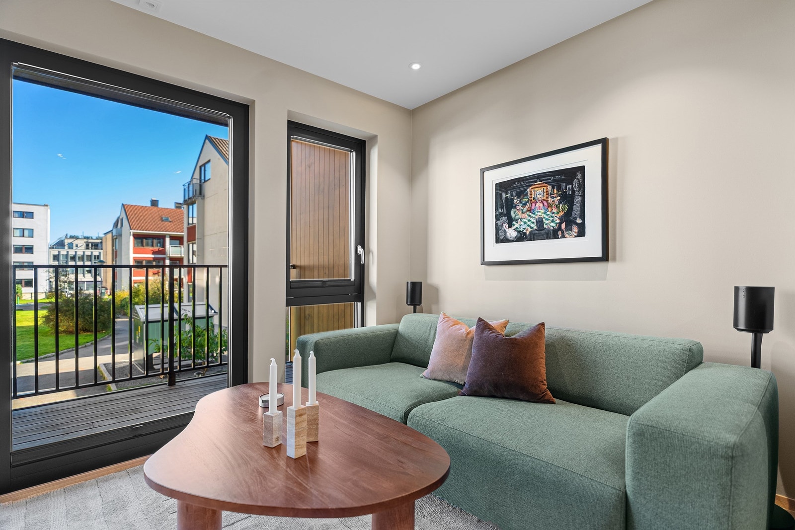 Vinduene har tilpassede persienner som kan justeres opp/ned etter ønske. Galleribilde