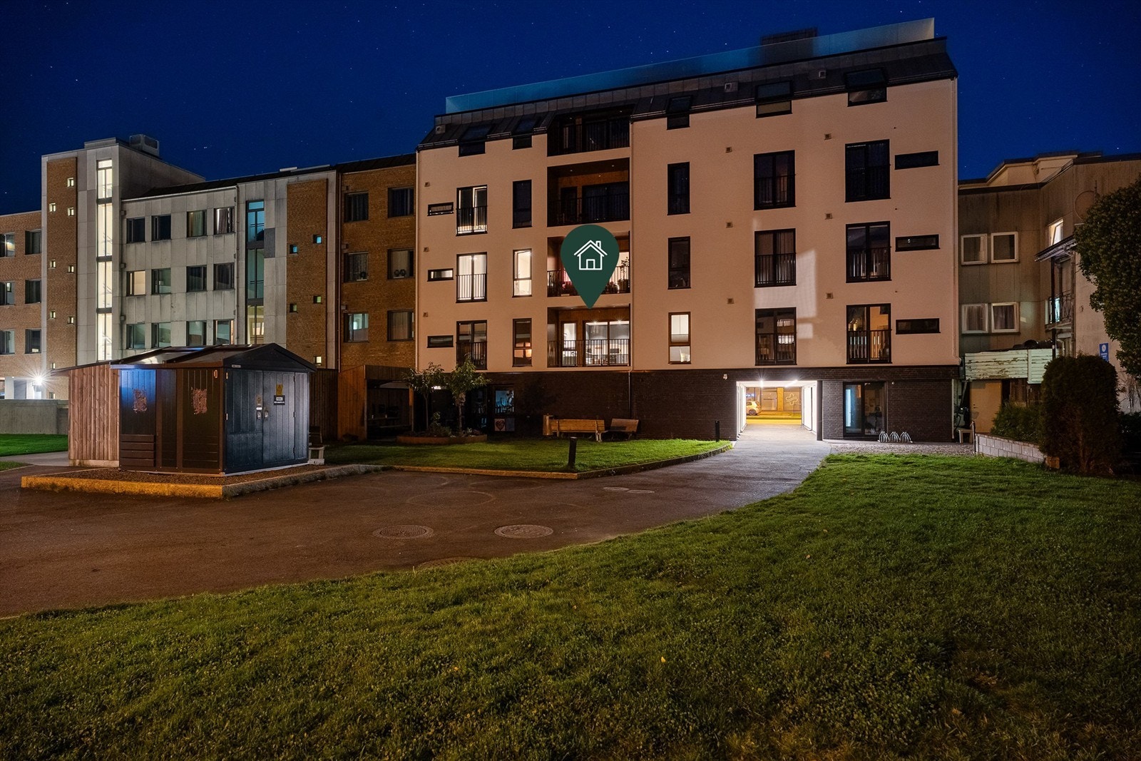 Hele leiligheten vender mot en rolig bakgård. Galleribilde