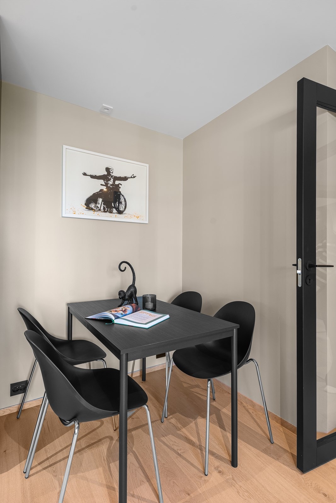 Det er også plass til et mindre spisebord ved siden av kjøkkenet. Galleribilde