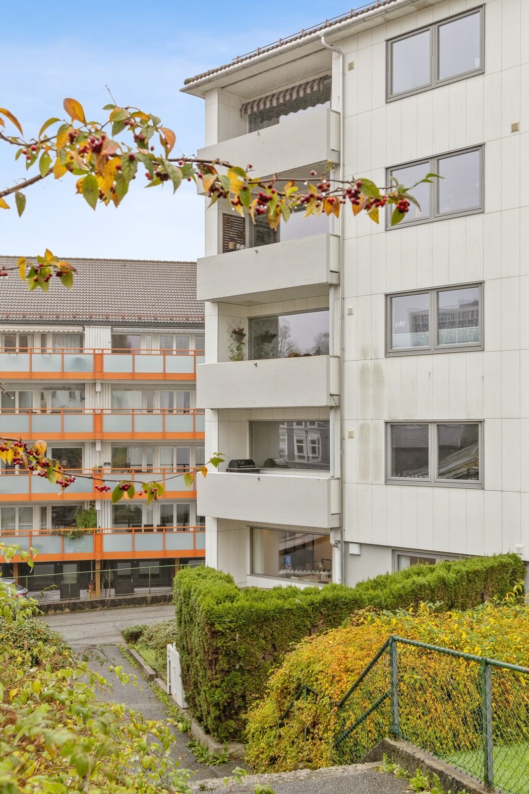 Leiligheten har en meget sentral og attraktiv beliggenhet i et flott område på Nordnes. Tidemands gate ligger mot enden av Nordnes, ca. 10-12 minutters gange unna Torgallmenningen Galleribilde