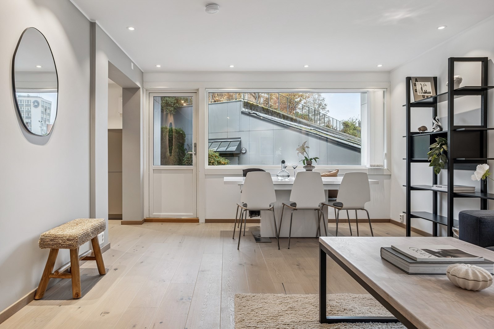 Utgang til terrasse og hage Galleribilde