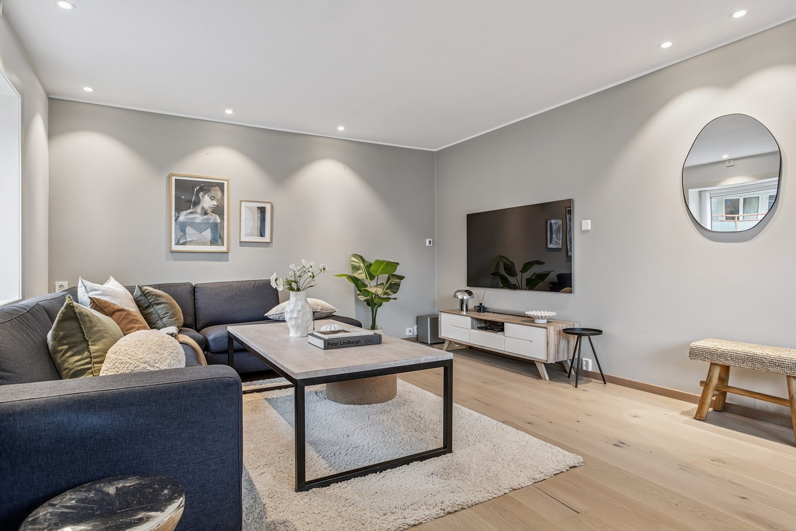 Gjennomgående høy standard på innredning og utstyr: NB! Muligheter for å lag et ekstra soverom, ved å sette opp en lettvegg og en dør fra gangen (der hvor tv er plassert i dag)
Se ellers alternativ plantegning. Galleribilde