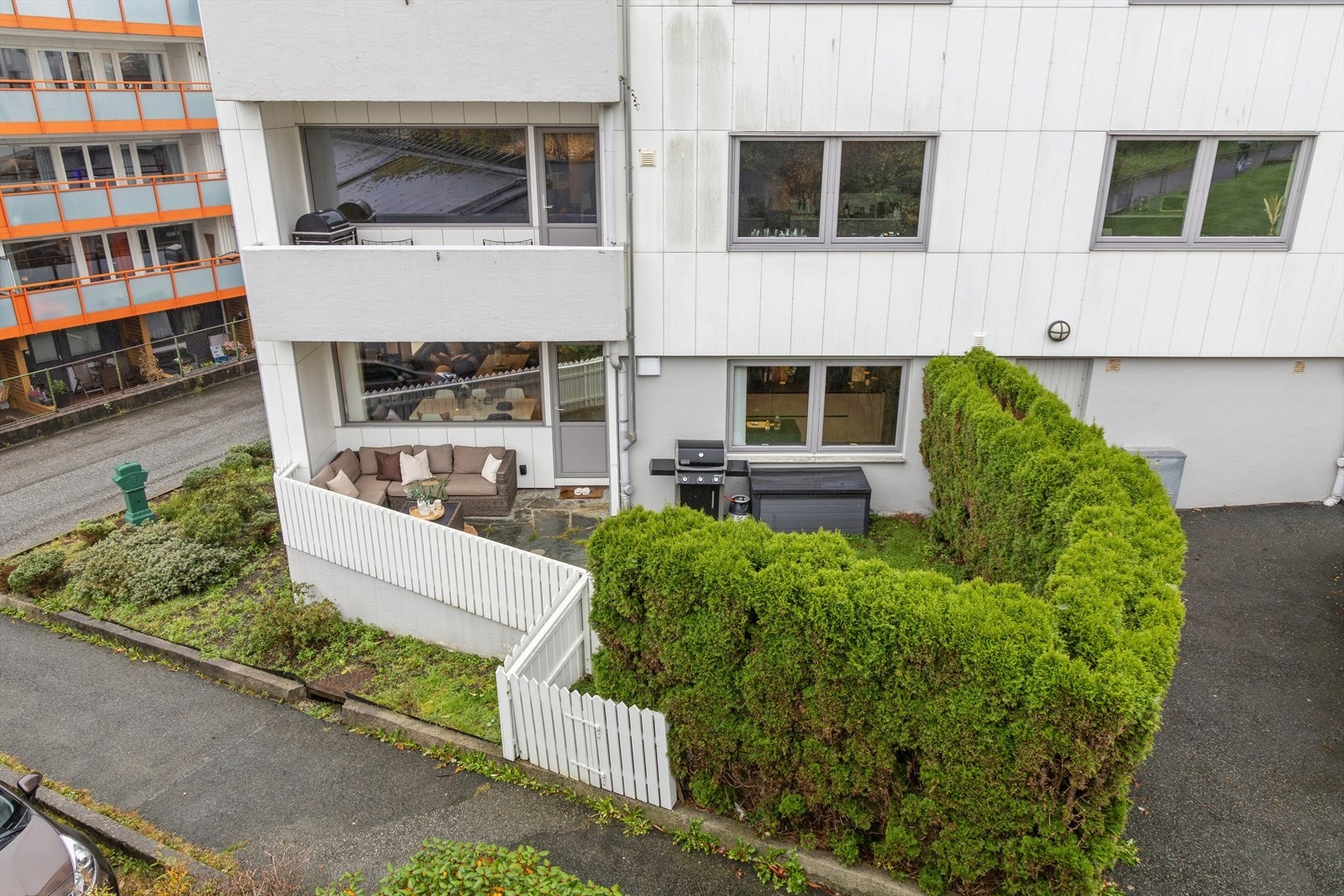 Meget romslig uteområde med en liten hageflekk Galleribilde