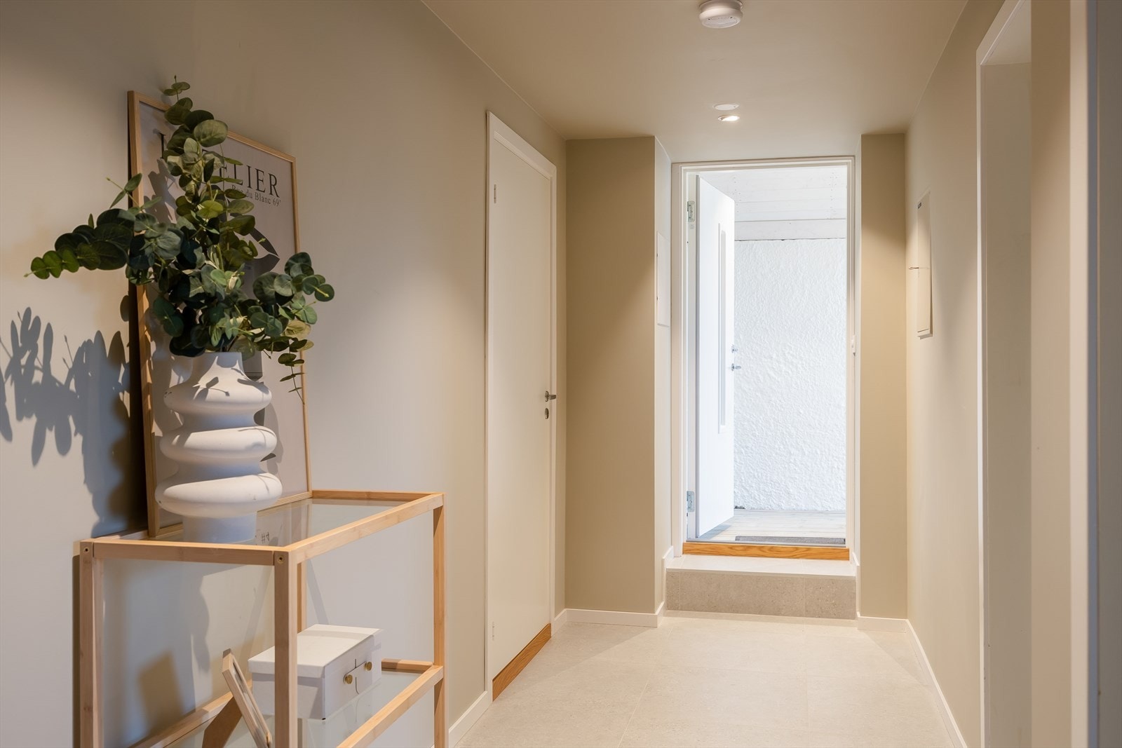 Entréen gir et ryddig og stilrent førsteinntrykk, med 5m² som gir rom for praktisk garderobeløsning. Galleribilde