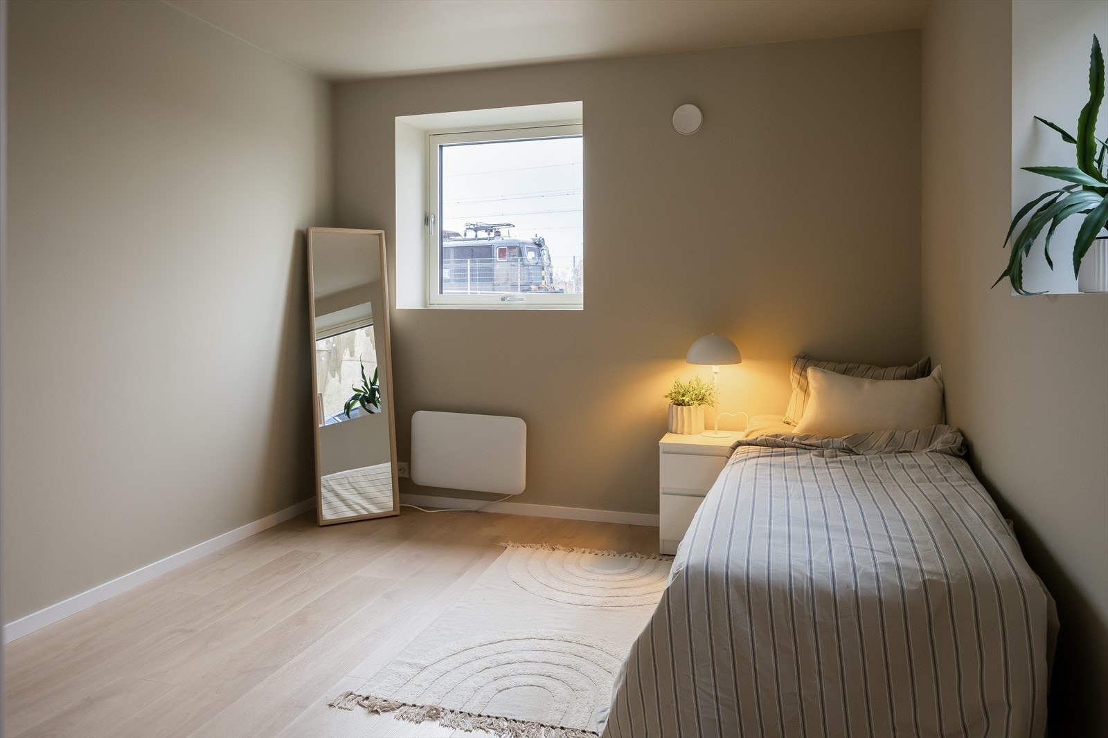 Romslig soverom på 10,3m² med nøytrale farger. Rommet kan fint benyttes som stue dersom det kun er behov for 2 romslige soverom Galleribilde