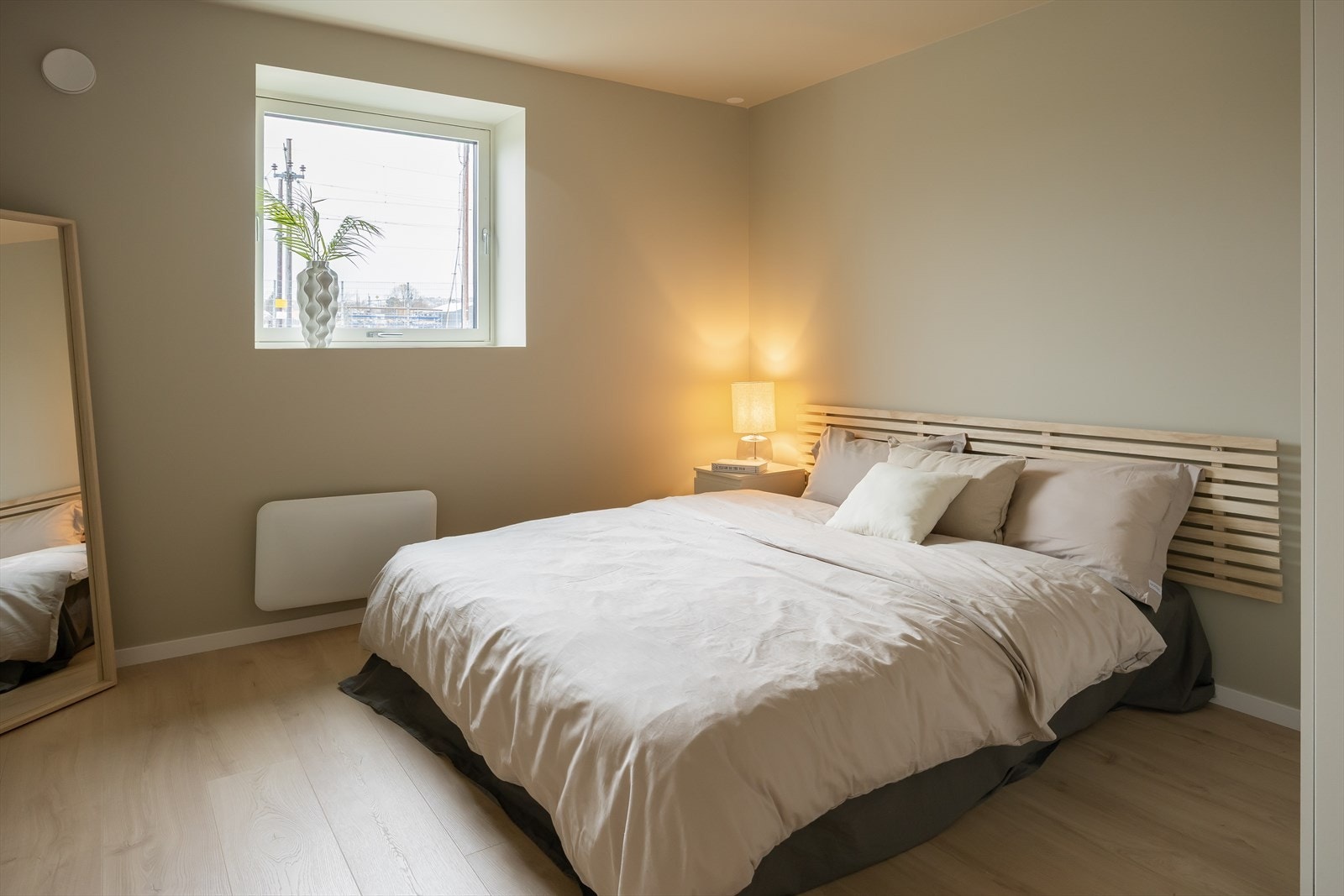 Soverommet på 11m² byr på god plass til dobbeltseng og garderobeløsning, med lyse overflater. Galleribilde