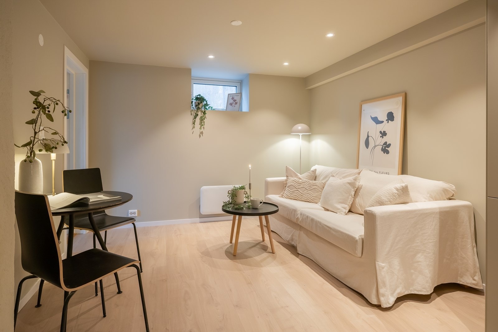 Den har en moderne og stilren utforming etter oppussing i 2024/2025. Galleribilde