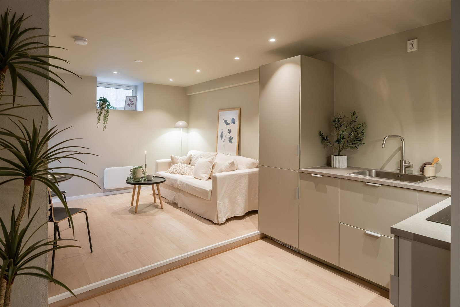 Leiligheten er totalt 64m² og byr på en åpen løsning mellom stue og kjøkken, tre flotte soverom og et moderne, stilrent bad som nylig er tilnærmet totalrenovert. Galleribilde