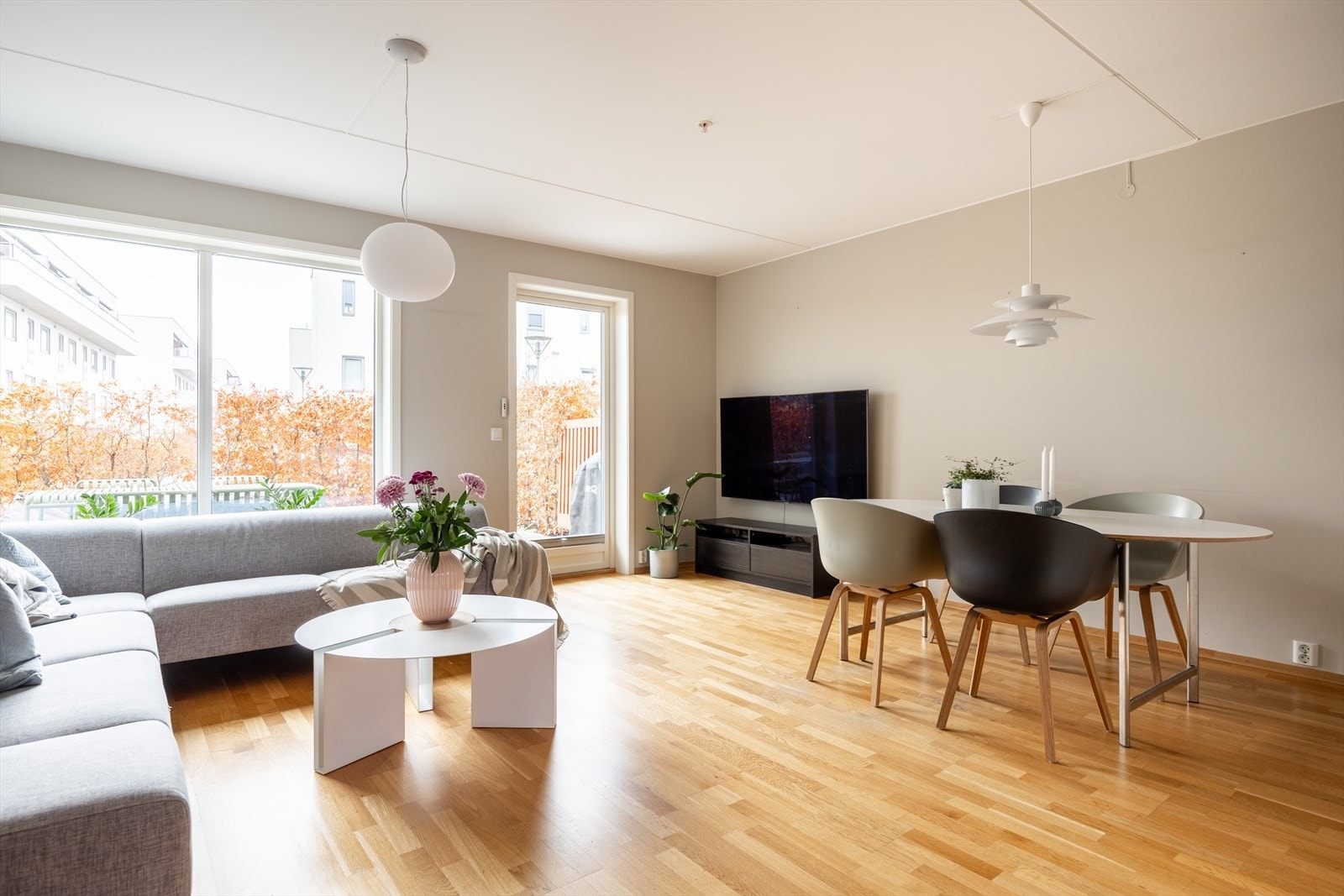 Dette er en innholdsrik selveierleilighet over to plan med 3 soverom og 2 bad, solrik terrasse og garasjeplass med elbillader Galleribilde