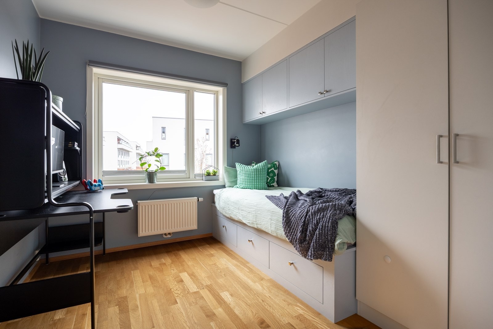 Soverom 3 av god størrelse med smarte løsninger for oppbevaring, og god plass til skrivebord. Både seng og overskap er plassbygget av møbelsnekker Galleribilde