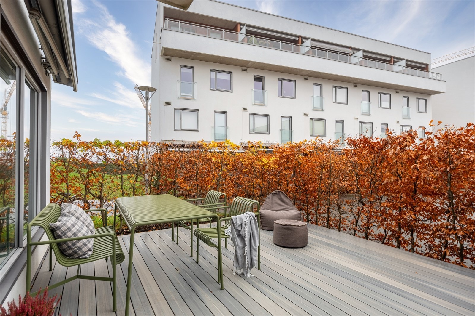Sydvestvendt terrasse på 22 kvm med gode solforhold og plass til både sittegruppe og grill Galleribilde