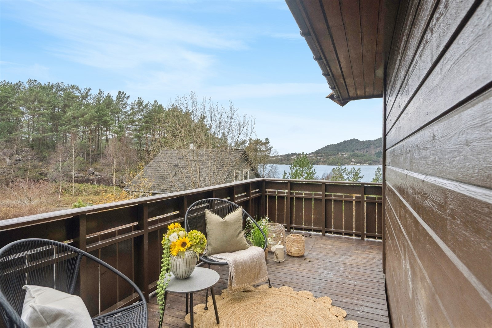 Romslig altan på 24 m² med gode solforhold og flott sjøutsikt. Galleribilde