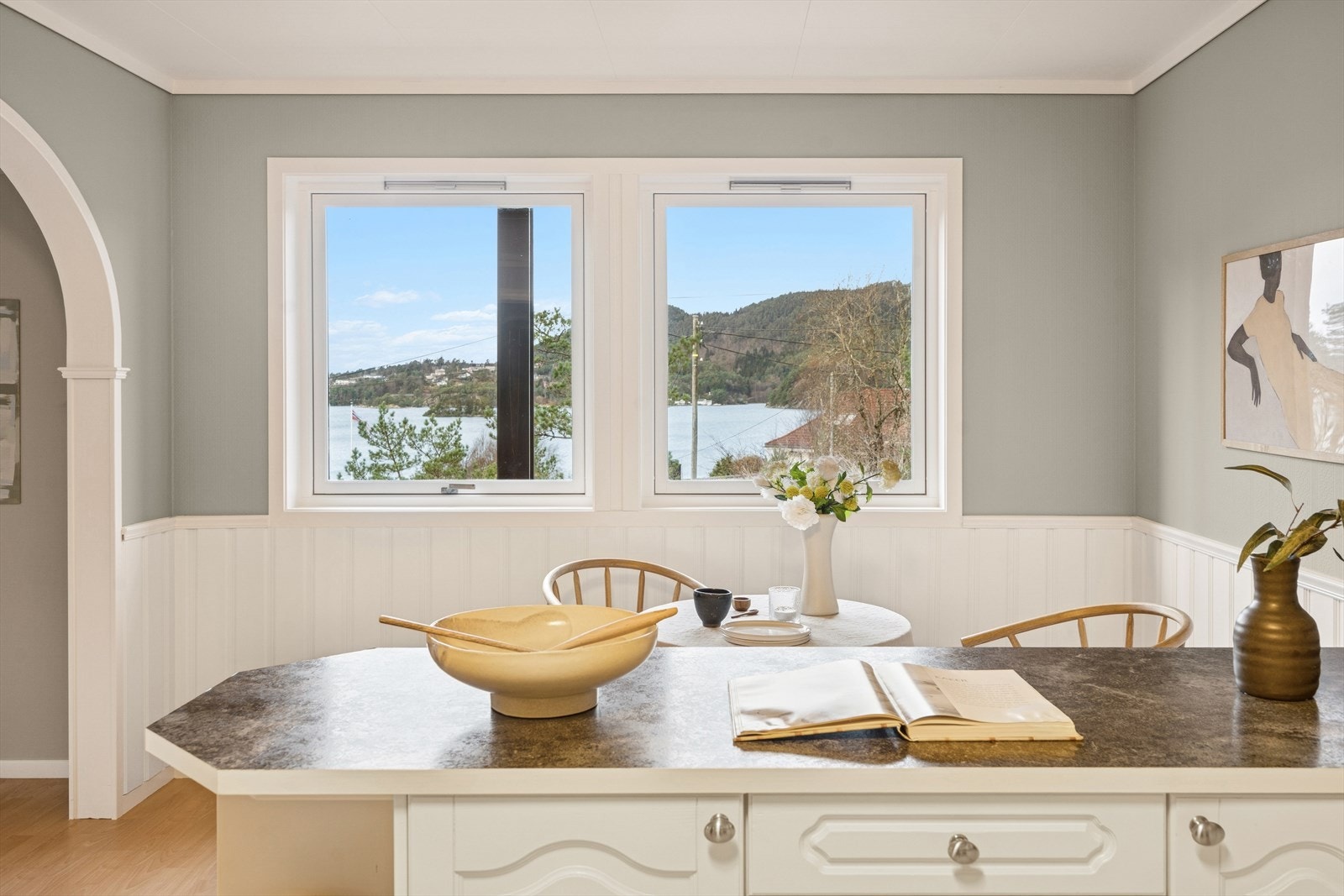 Upåklagelig utsikt også fra kjøkken, ingen innsyn. Galleribilde