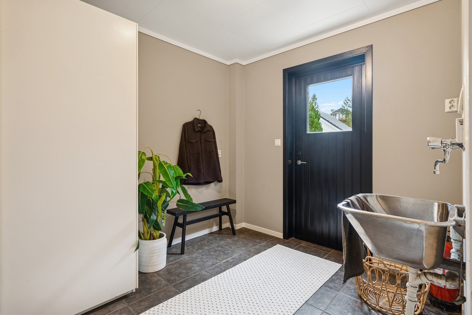 Praktisk vaskerom i hovedetasjen med eget inngangsparti. Galleribilde