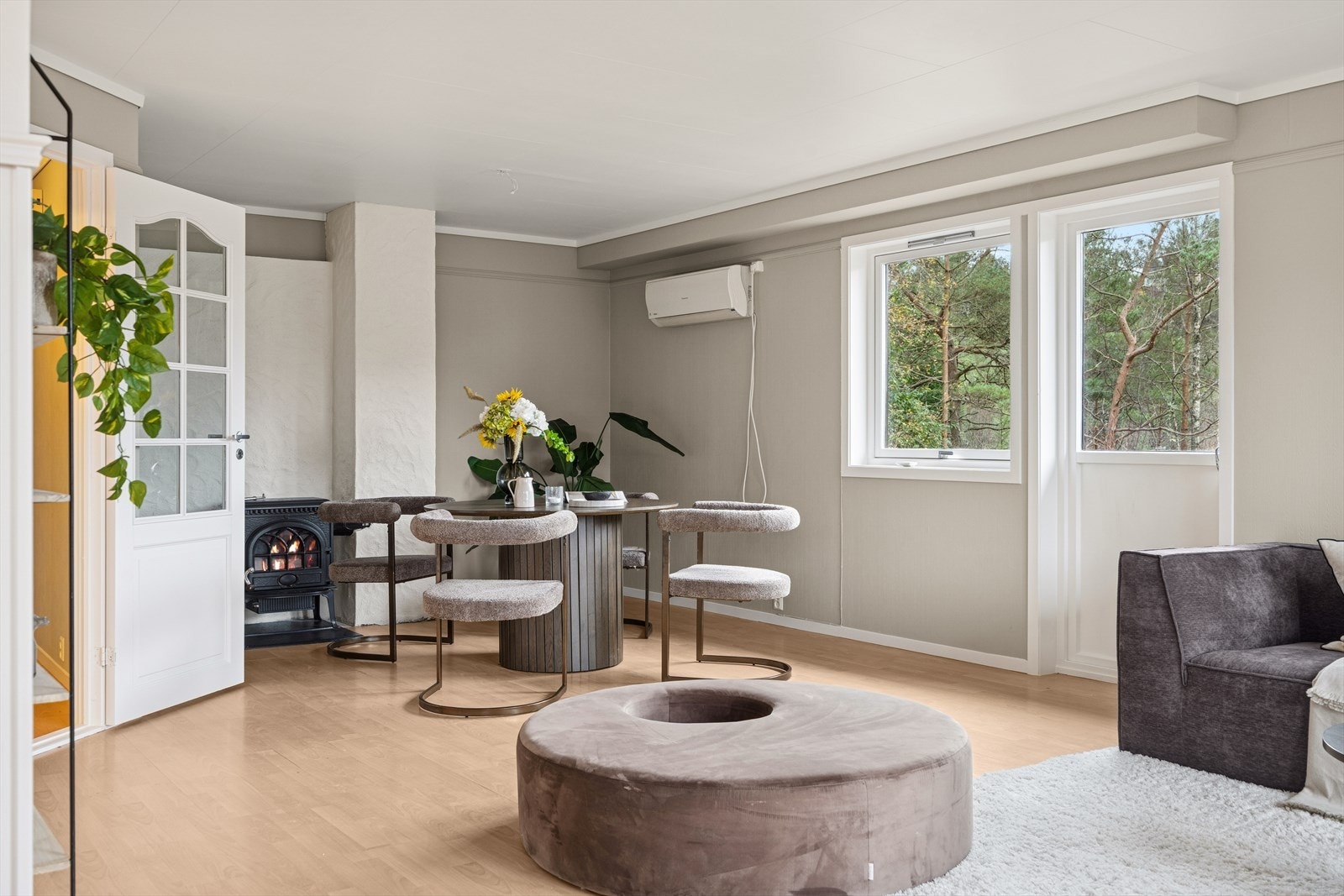 Varmepumpe & peisovn. Romslig stue med gode møbleringsmuligheter. Galleribilde