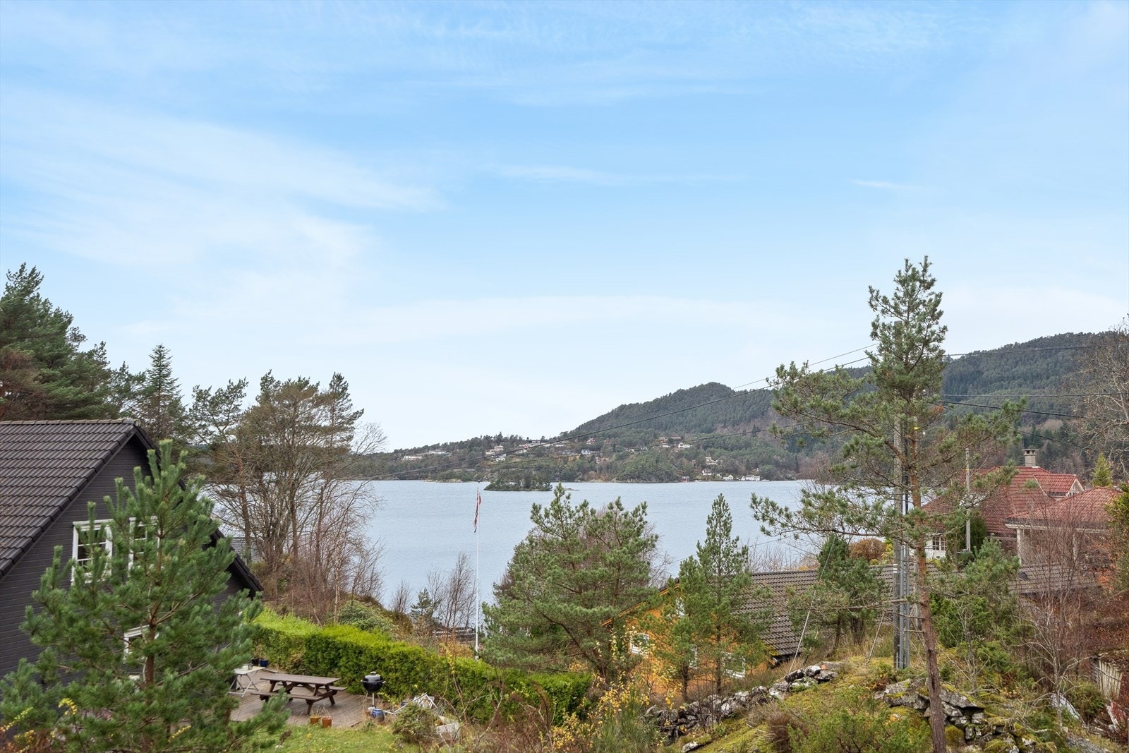 Eiendommen ligger fredelig og naturskjønt til med sjøutsikt og gode solforhold. Badevik innen kort gangavstand. Galleribilde